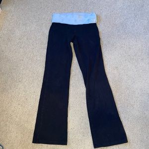 Wide leg Victoria’s Secret Pink yoga leggings with skull waistband